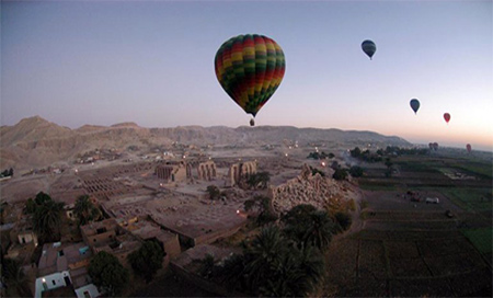 Egipto: Muere una persona por estrellarse un globo aerostático con turistas 